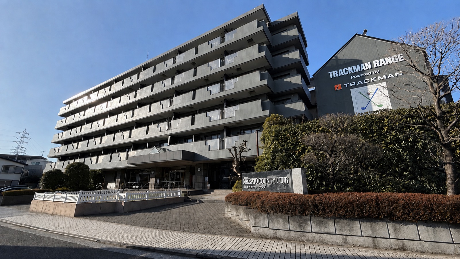 梅里カントリークラブの外観。TRACKMAN RANGEの看板が見える